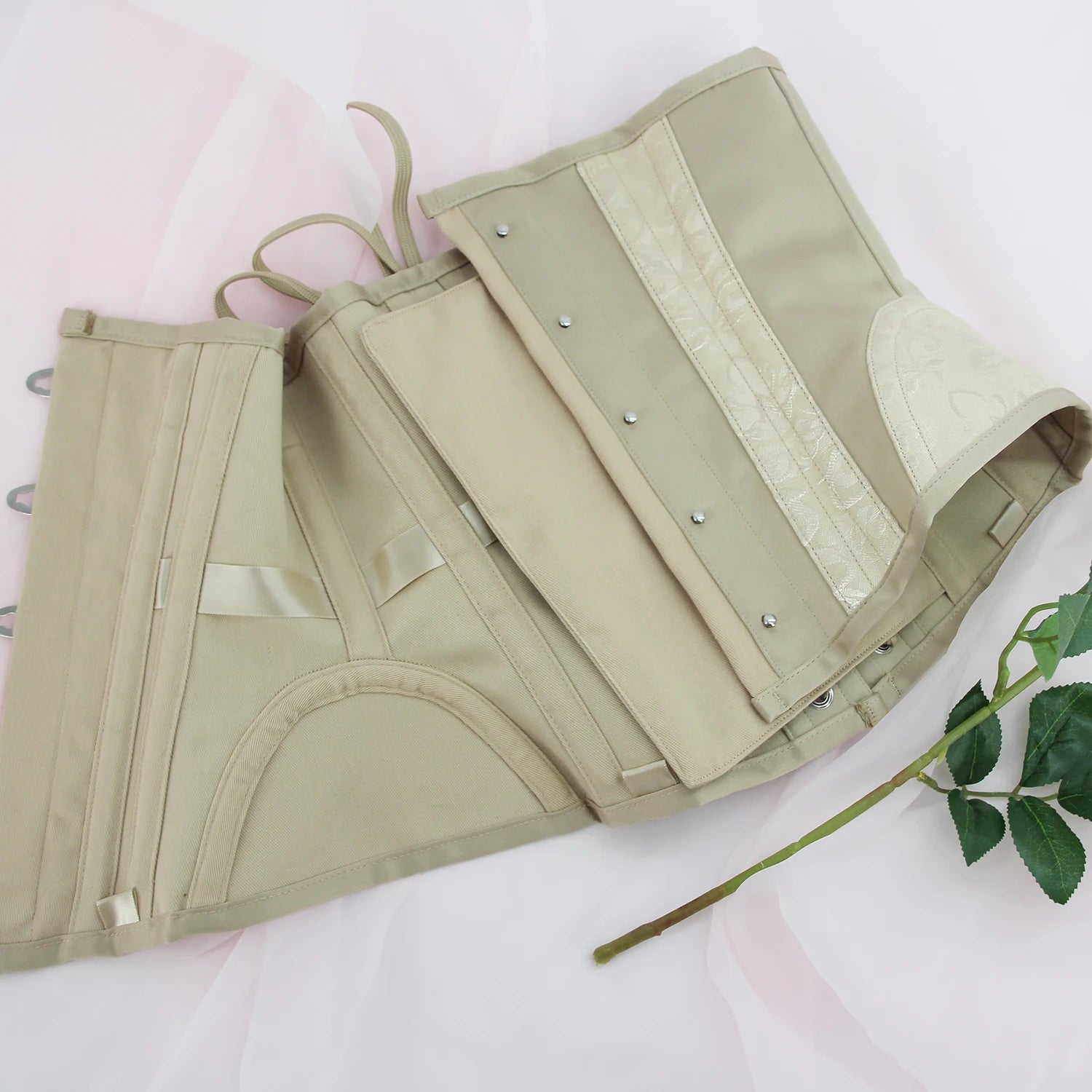 Corset années 30 beige ouvert