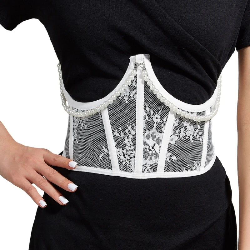 Corset sur chemise blanc sur mannequin